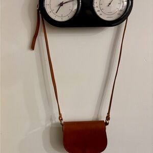 Classic Brown Leather Crossbody Bag with Adjustable Strap